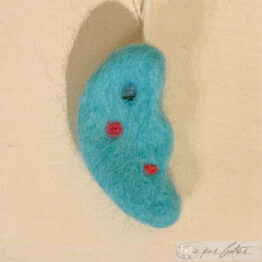 Broche-lune-laine-feutrée-01-A